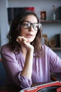 Propietaria de negocio local leyendo una reseña que parece ser falsa