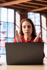 Propietaria de clínica dental viendo las estadísticas de su sitio web