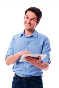 Propietario de clínica dental revisando su campaña de email marketing