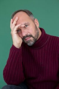 Propietario de óptica con el rostro preocupado por la reputación digital de su negocio