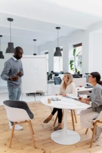 Consultor SEO para ópticas explicando a propietarias de óptica cómo funciona el SEO