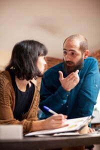 Consultor SEO explicando a propietaria de óptica en qué consiste un análisis SEO