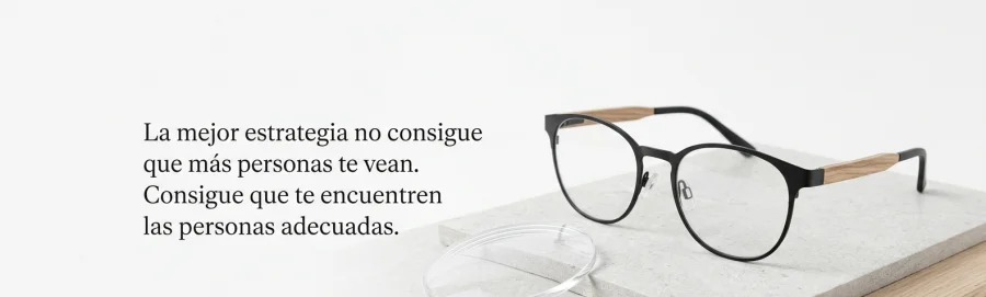 Banner editorial minimalista con una reflexión sobre la importancia de la visibilidad para una óptica
