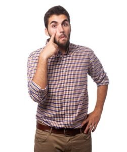 Consultor SEO pidiendo atención para explicar qué pasa si no aplican SEO a las ópticas