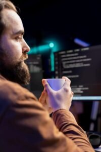 Consultor SEO para ópticas y clínicas dentales analizando estadísticas de rendimiento de un sitio web