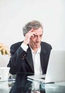 Dr. Ahmad Zaben, propietario de Opticalia Zaben preocupado por el poco tráfico que recibe su web