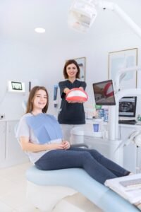 Propietaria de clínica dental sonriendo junto a su nueva paciente captada gracias a la ficha de Google