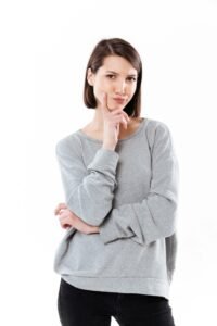 Propietaria de óptica mostrándose preocupada al ver cómo sube la visibilidad de su web pero no llegan más citas