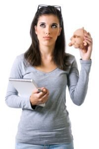 Propietaria de óptica con hucha en la mano pensando cómo invertir eficazmente su presupuesto para AdWords