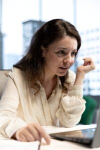 Propietaria de clínica de medicina estética viendo cómo está perdiendo oportunidades de negocio por culpa de un mal SEO