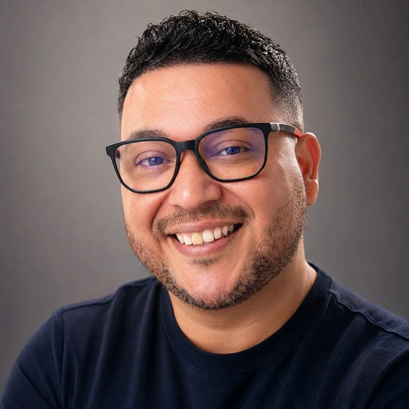 Ray Cubías, consultor estratégico especializado en estrategia digital para clínicas, ópticas y empresas locales