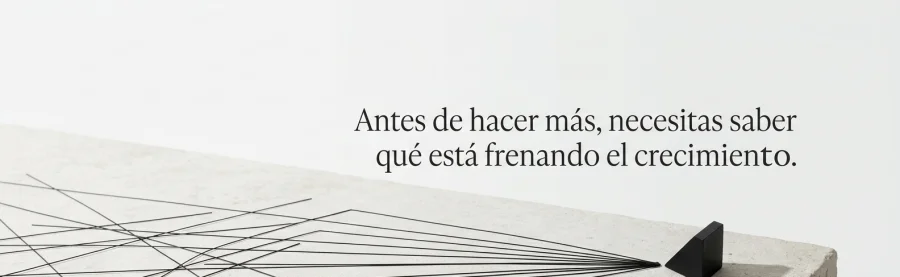 Banner editorial minimalista sobre la importancia de diagnosticar qué está frenando el crecimiento antes de definir una estrategia