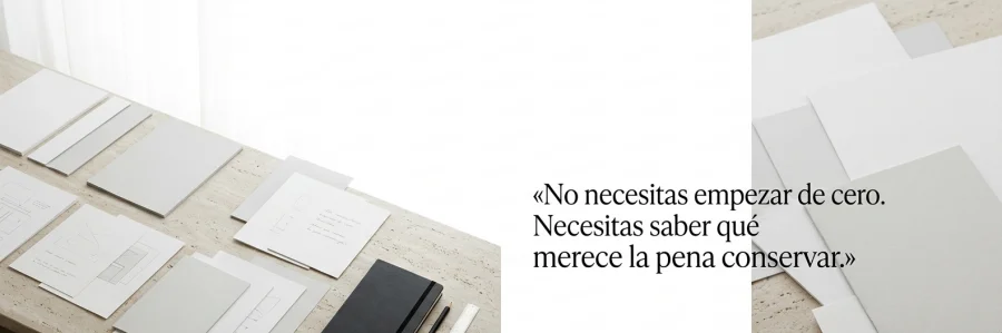 Composición editorial minimalista que representa la optimización estratégica de contenidos existentes.