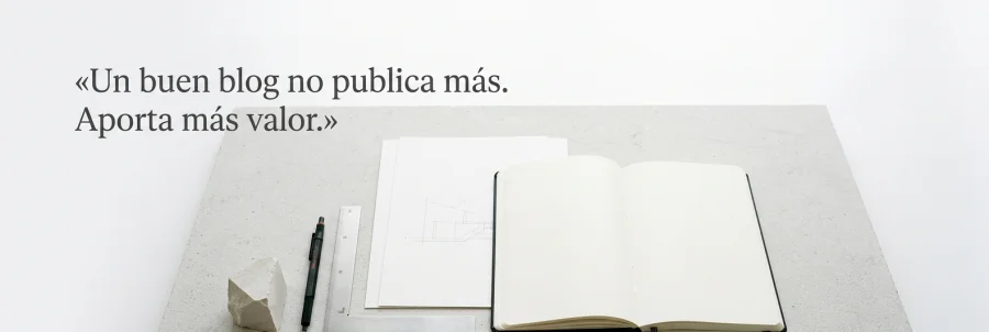 Composición editorial minimalista con elementos de planificación que representan una estrategia de contenidos orientada a generar autoridad y negocio.