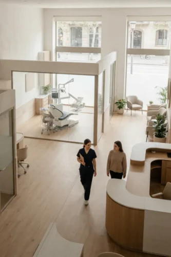 Arquitectura de una clínica organizada según sus prioridades comerciales
